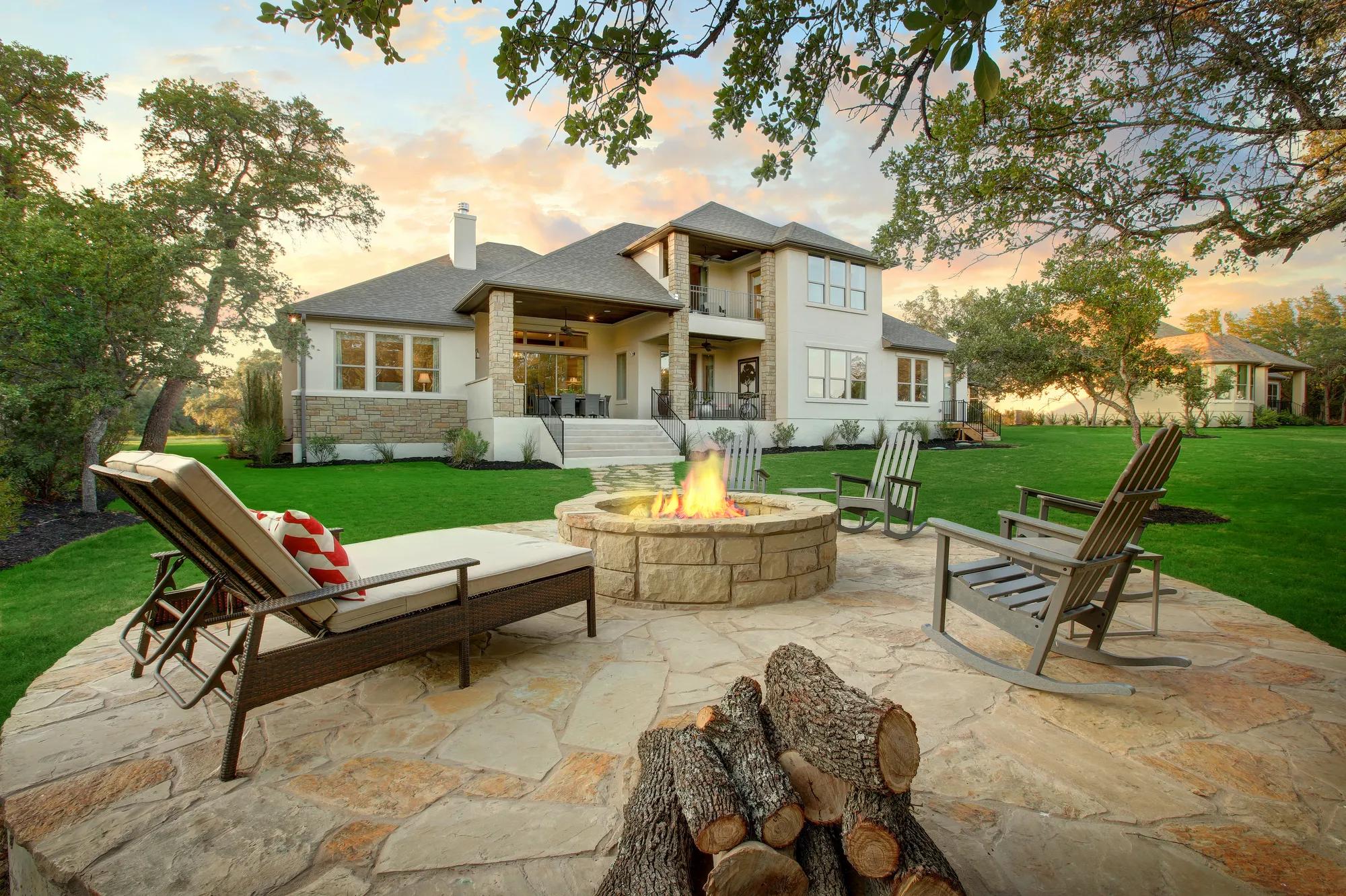 Outdoor living patio with a firepite