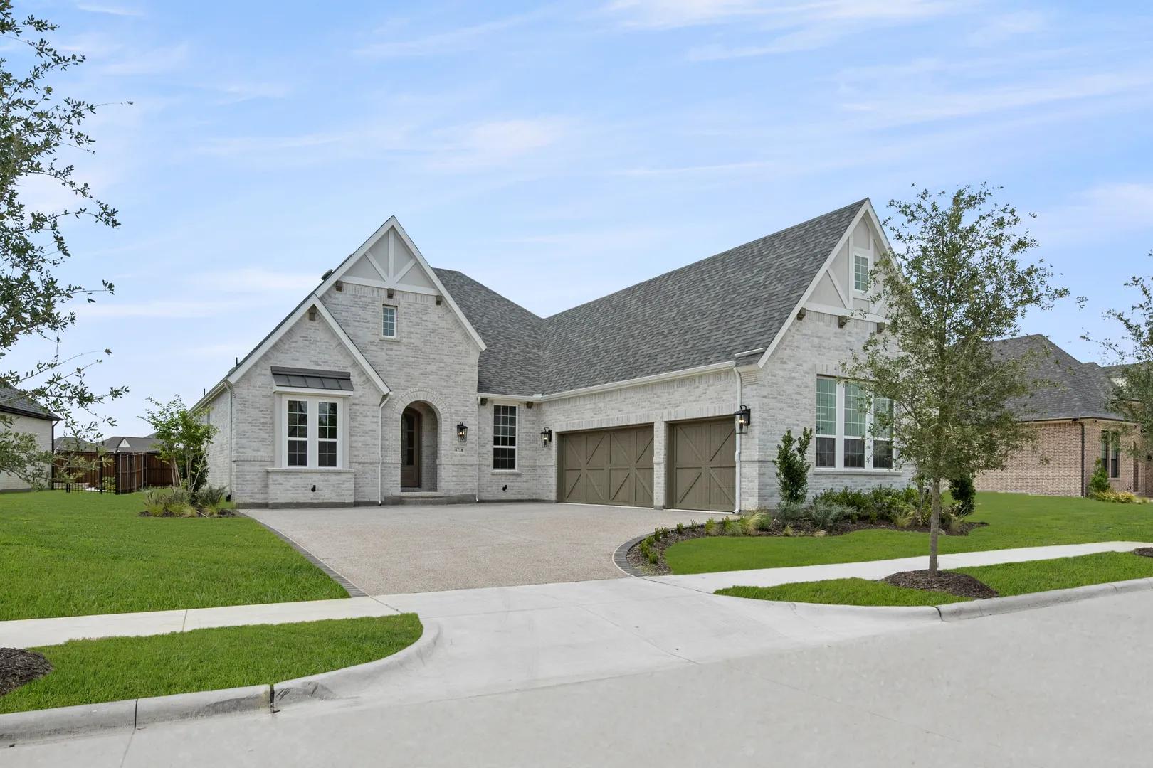 Lorenzo III at 4718 Hawthorn Hills Lane, Arlington, Texas: photo 2